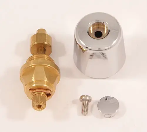 Ein herausnehmbarer, runder Griff aus verchromtem Metall und Messing mit dazugehörigen Schrauben und Abdeckplättchen, ideal für die Verwendung in Ideal Standard-Produkten.